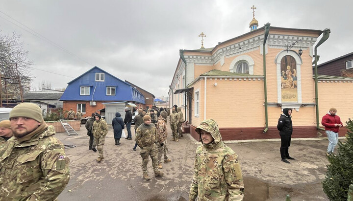 Рейдеры на территории монастыря. Фото: СПЖ