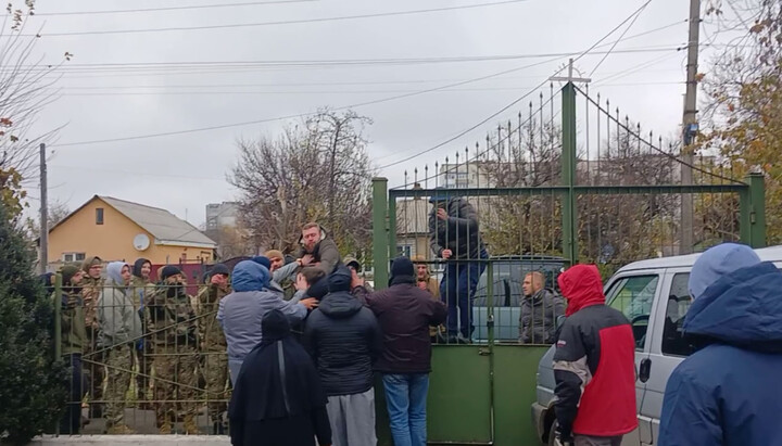 Напад рейдерів ПЦУ у військовій формі на монастир УПЦ в Черкасах. Фото: spzh.news