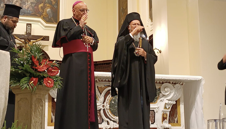 Єпископ РКЦ та патріарх Варфоломій спільно благословляють вірян. Фото: fosfanariou.gr