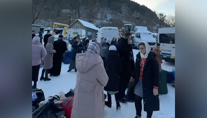 Поліція штурмом взяла Кременецьке духовне училище та виселила студенток