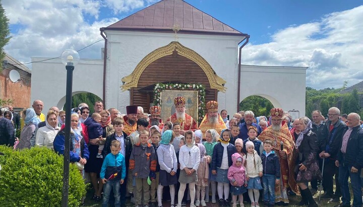 Митрополит Феодор із громадою Миколаївського храму. Фото: ФБ-сторінка храму