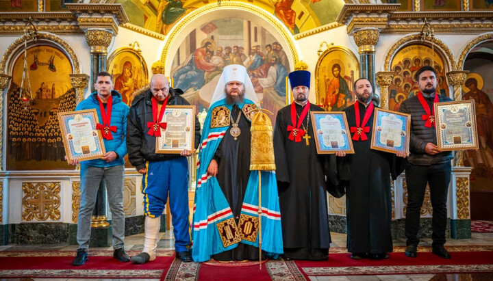 Черкаський митрополит нагородив захисників монастиря Різдва Богородиці