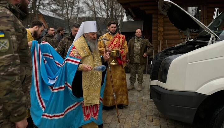 Освячення автомобіля Блаженнішим Митрополитом Онуфрієм. Фото: t.me/kalnyshevsky_found