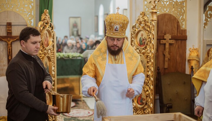 Архієпископ Віктор освячує престол у храмі Старокостянтинівського монастиря. Фото: сторінка Хмельницької єпархії УПЦ у Facebook