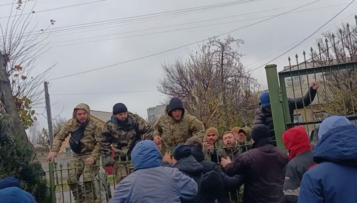 Віряни ПЦУ ударами в щелепу усувають перешкоди на шляху до єдності з УПЦ. Фото: СПЖ