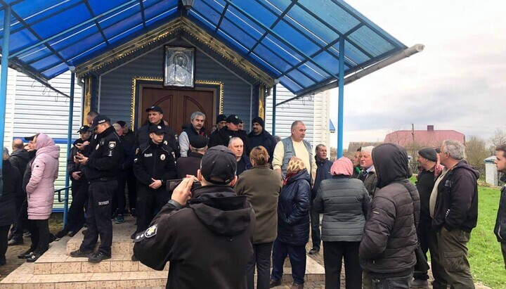 Прихильники ПЦУ в с. Гільча Рівненщини «переводять» у свою структуру парафію УПЦ. Фото: rivne.church.ua