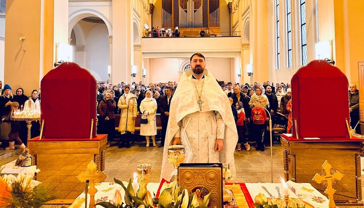 Різдвяна служба в Михайлівській громаді УПЦ в Берліні. Фото: facebook.com/UkrainianChurchBerlin