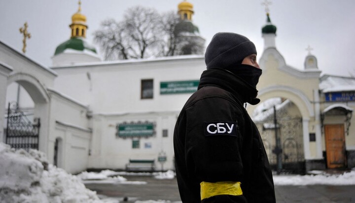 Співробітник СБУ в Києво-Печерській лаврі. Фото: gettyimages.com