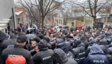 У Тбілісі десятки людей прийшли до дому жінки, яка осквернила ікону Матрони