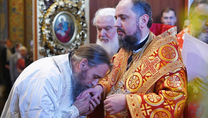 Епіфаній Димитріу рабськи цілує руку Епіфанію Думенку. Фото: сайт ПЦУ