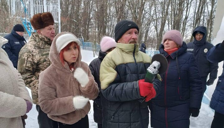 Активісти ПЦУ на чолі із заступником мера прийшли з болгаркою забирати храм у Чепелівці. Фото: сторінка Хмельницької єпархії УПЦ у Facebook