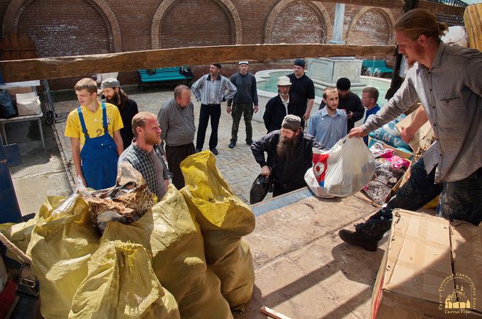 20 тонн гуманітарної допомоги православні Вінниці доставили в Святогорську Лавру