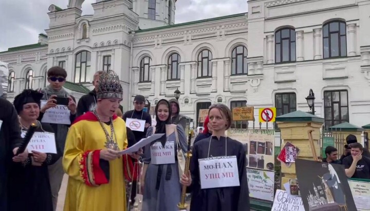 «Активісти» біля Києво-Печерської лаври. Фото: spzh.media