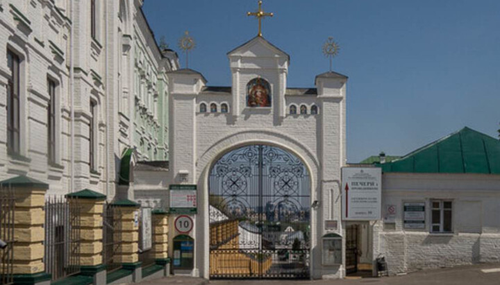 Закрита брама Києво-Печерської лаври. Фото: lavra.ua