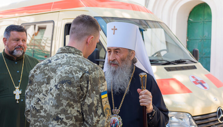 Воїн ЗСУ та Блаженніший Митрополит Онуфрій. Фото: news.church.ua