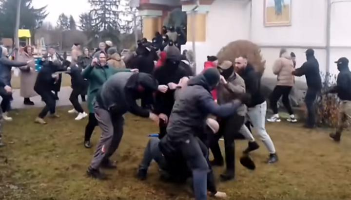 Scuffle in Lenkivtsi. Photo: screenshot from Chernivtsi Diocese video