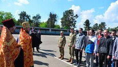 Священники УПЦ благословили новобранцев на достойное несение военной службы