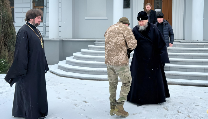 Митрополит Сумской Евлогий и воин ВСУ. Фото: portal-pravoslavie.sumy.ua