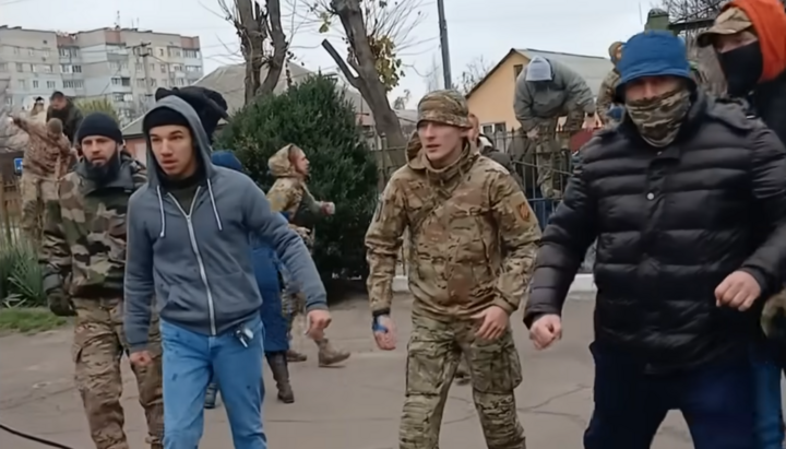 Бандити, які напали на монастир УПЦ у Черкасах. Фото: скриншот ютуб-каналу Черкаської єпархії