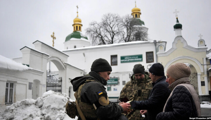 Проверка документов в Киево-Печерской лавре. Фото: Радио Свобода