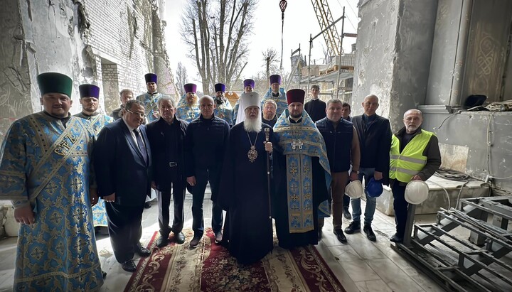 Молебен в разрушенном Спасо-Преображенском соборе УПЦ в Одессе. Фото: Одесская епархия