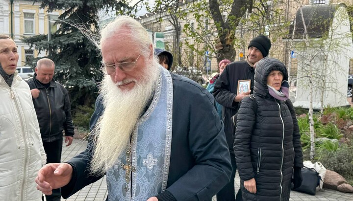 Молитовне стояння біля храму прп. Сергія Радонезького Києво-Печерської лаври. Фото: t.me/save_Lavra