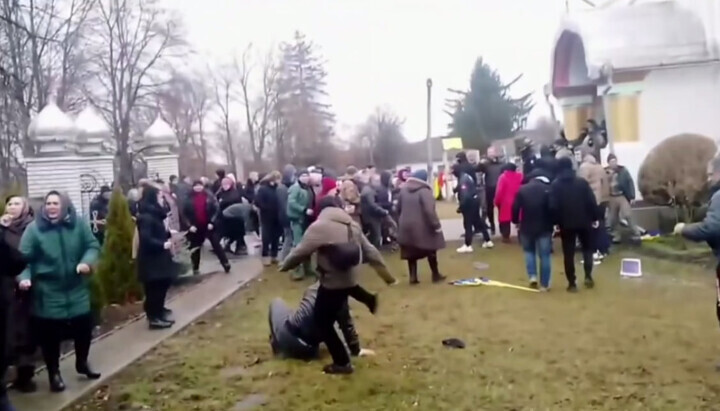 Рейдер ПЦУ побиває віруючого УПЦ у селі Ленківці. Фото: скриншот відео Чернівецької єпархії