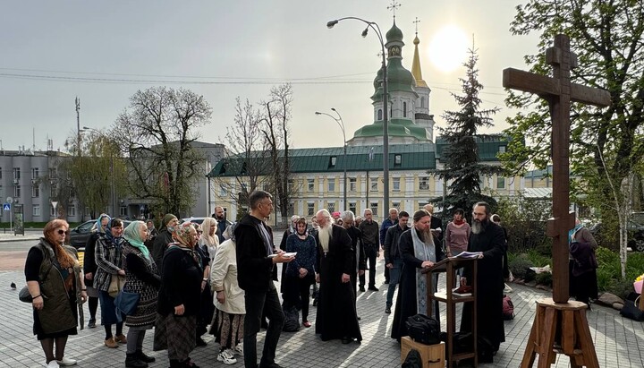 Молитовне стояння біля Києво-Печерської лаври 8 квітня 2024 р. Фото:t.me/save_Lavra