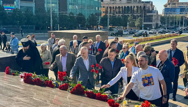 Архиепископ Арцизский Виктор возложил цветы к стеле «Крылья Победы» 10 апреля 2024г. Фото: Одесская епархия