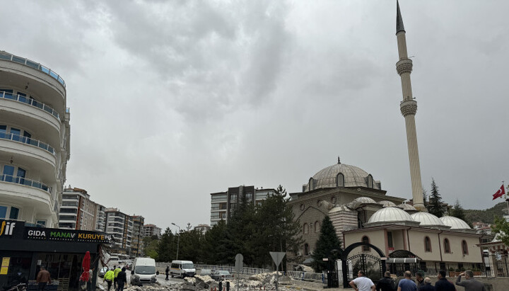 In Turkey, hurricane knocks down the minaret of a mosque