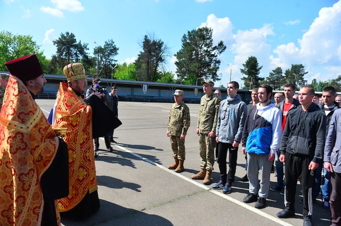 Священики УПЦ благословили новобранців на гідне несення військової служби