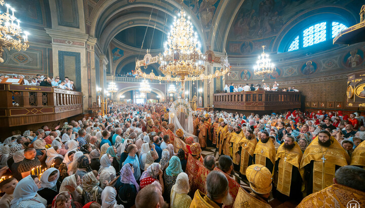 Глава Американської Церкви очолив всенічне бдіння в храмі УПЦ Чернівців