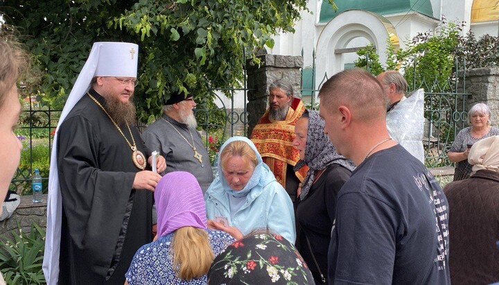 Митрополит Феодосій (Снігірьов) з гнаною паствою у м. Корсунь-Шевченківський. Фото: Черкаська єпархія