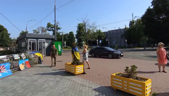 Провокаторы под Киево-Печерской лаврой. 22 июня 2024 г. Фото: Скриншот видео t.me/save_Lavra