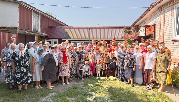 Архангело-Михайлівський прихід УПЦ у селі Крути продовжує богослужбове життя після захоплення їхнього храму. Фото: Ніжинська єпархія