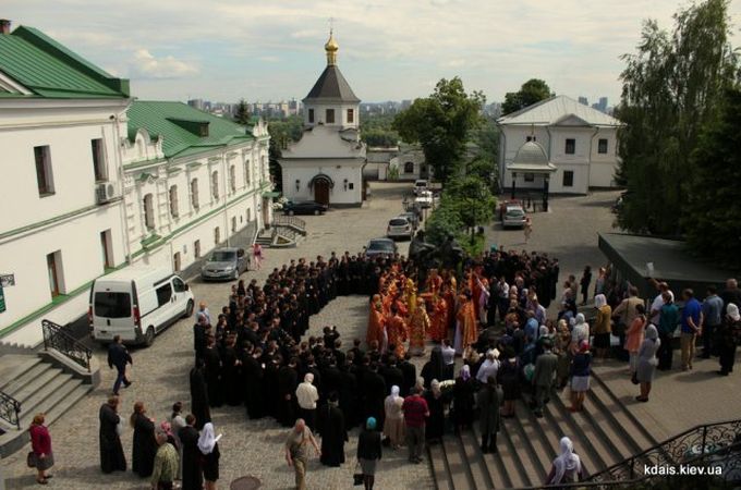 У день святих Мефодія та Кирила митрополит Антоній (Паканіч) і посол Болгарії в Україні молилися в Києво-Печерській Лаврі