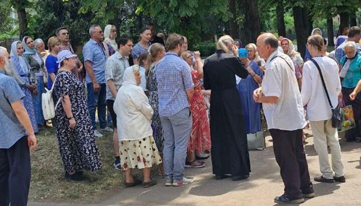 Віряни УПЦ прийшли підтримати митрополита Святогірського Арсенія до Дніпровського апеляційного суду в Кривому Розі. Фото: Святогірська лавра