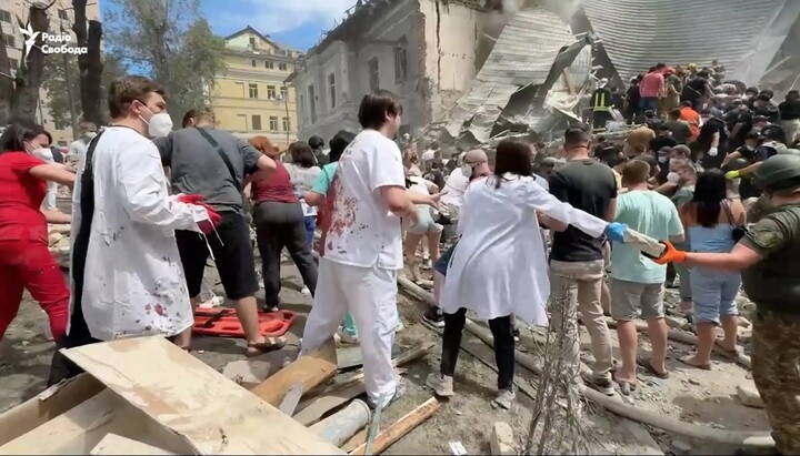 Лікарня «Охматдит» зазнала сильних руйнувань внаслідок ранкової ракетної атаки на Київ. Фото: Радіо Свобода