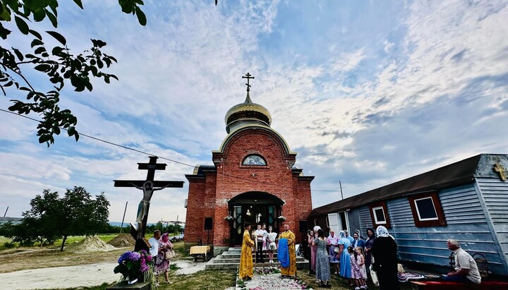 На Закарпатті у селах Павшино та Ясіня освятили нові престоли в храмах УПЦ