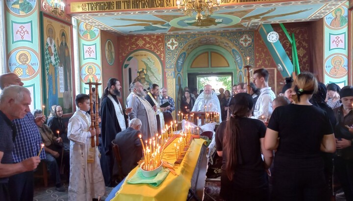 Відспівування загиблого воїна ЗСУ. Фото: Чернівецько-Буковинська єпархія