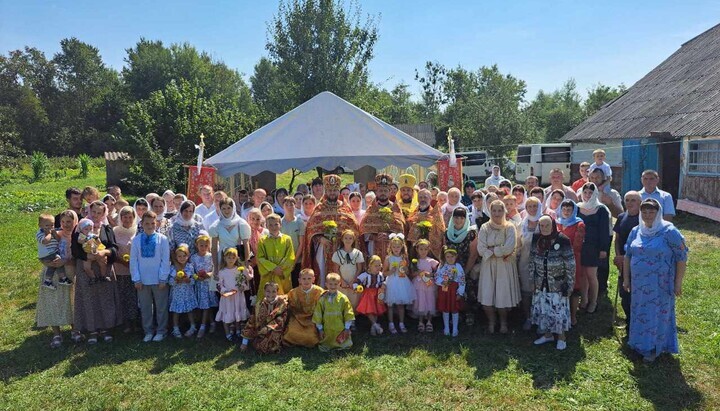 Громада УПЦ після богослужіння в наметі. Фото: Волинська єпархія