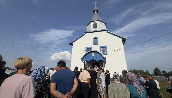 Біля храму УПЦ у селі Жовкині Вараського району Рівненської області. Фото: Просвіта. Володимиреччина. Район