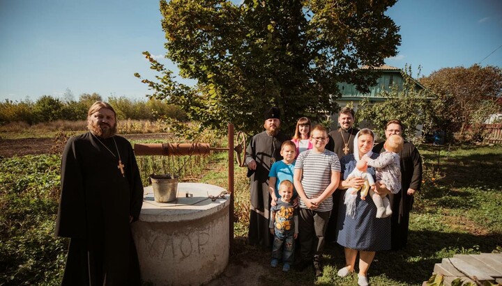 Metropolitan Victor with the family of Father Oleh Tsaruk. Photo: Khmelnytskyi Eparchy