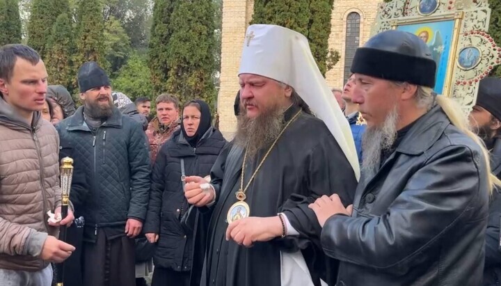 Митрополит Феодосій із вірянами УПЦ. Фото: скриншот відео Черкаської єпархії