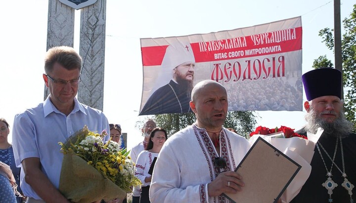 Анатолій Бондаренко зустрічає владику Феодосія після зведення в сан митрополита. 21.08.21 р. Фото: cherkasy.church.ua