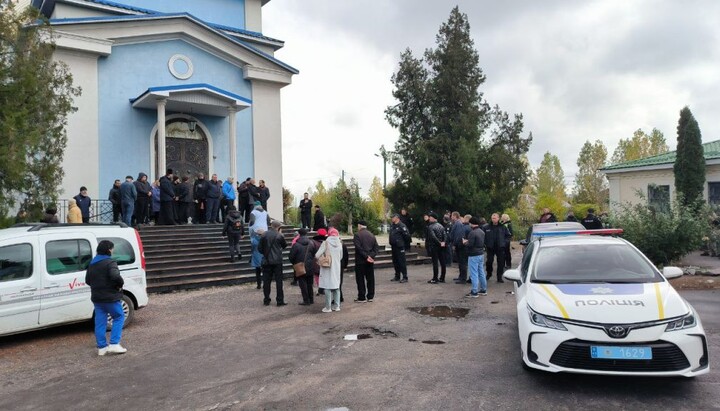 Парафіяни собору УПЦ у Кременчуці не допустили представників ПЦУ до свого храму. 26.10.2024 р. Фото: Кременчуцька єпархія