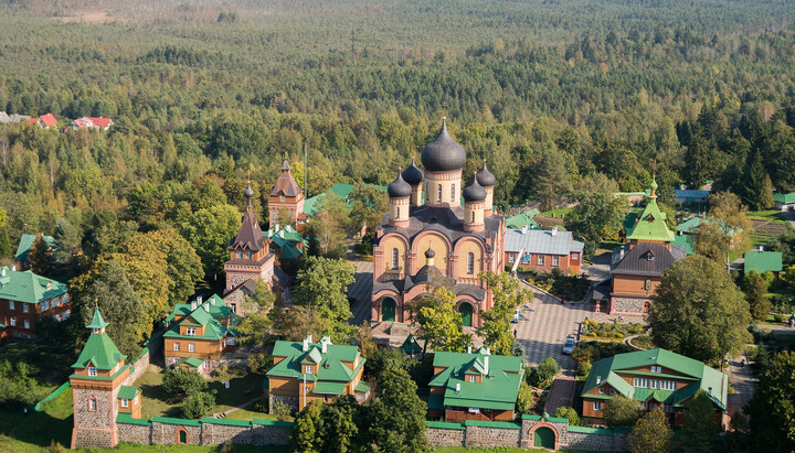 Пюхтицький монастир в Естонії. Фото: wikipedia