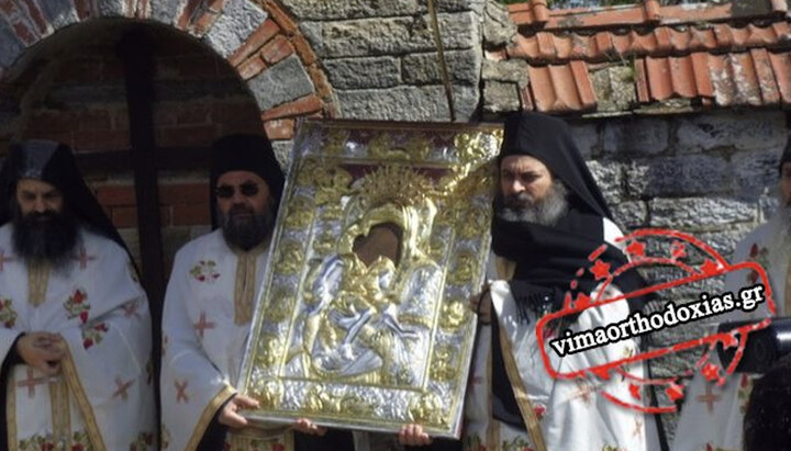 Афонські ченці з іконою «Достойно є». Фото: vimaorthodoxias.gr