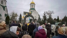 В Корсуні-Шевченківському віряни УПЦ моляться біля захопленого собору