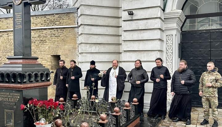 Літія на могилі Блаженнішого Митрополита Володимира. Фото: kdais.kiev.ua